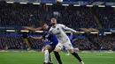 Duel antara Cesar Azpilicueta dan Filip Kostic pada leg kedua Liga Europa yang berlangsung di Stadion Stamford Bridge, London, Jumat (10/5). Chelsea menang 4-3 atas Eintracht Frankfurt lewat adu penalti. (AFP/Oliver Greenwood)
