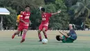 Rendy Juliansyah jatuh saat berebut bola dengan pemain Top Skor U-16 pada laga uji coba di Lapangan Atang Sutresna, Cijantung, Kamis (10/5/2018). Tim Top Skor U-16 menang 2-0 atas Timnas Indonesia U-16. (Bola.com/Nick Hanoatubun)