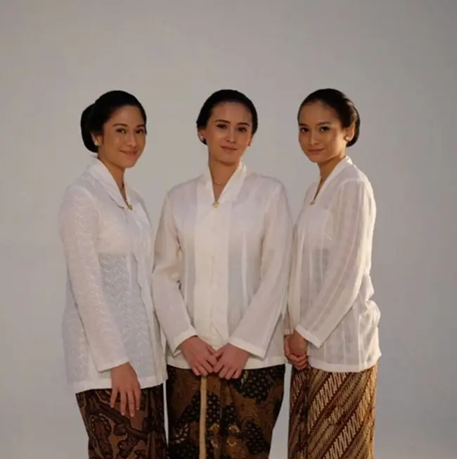 Dian Sastrowardoyo, Ayushita, dan Acha Septriasa di film Kartini. (Instagraam/septriasaacha)