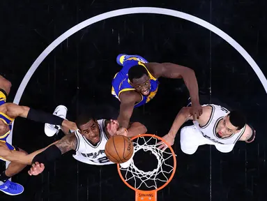 Pebasket San Antonio Spurs, LaMarcus Aldridge, berebut rebound dengan pebasket Golden State Warriors, Draymond Green, pada laga final NBA Wilayah Barat di San Antonio, Sabtu (20/5/2017). Spurs kalah 108-120 dari Warriors. (AFP/Ronald Martinez)