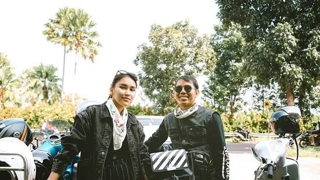 5 Potret Ayu Ting Ting Naik Vespa saat Liburan, Gayanya Curi Perhatian