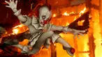 Ninot, boneka berukuran kecil, dibakar pada malam terakhir Festival Fallas di Valencia, Spanyol, Selasa (19/3). Las Fallas adalah festival budaya yang diselenggarakan oleh warga Valencia pada 15 sampai 19 Maret setiap tahunnya. (AP/Alberto Saiz)