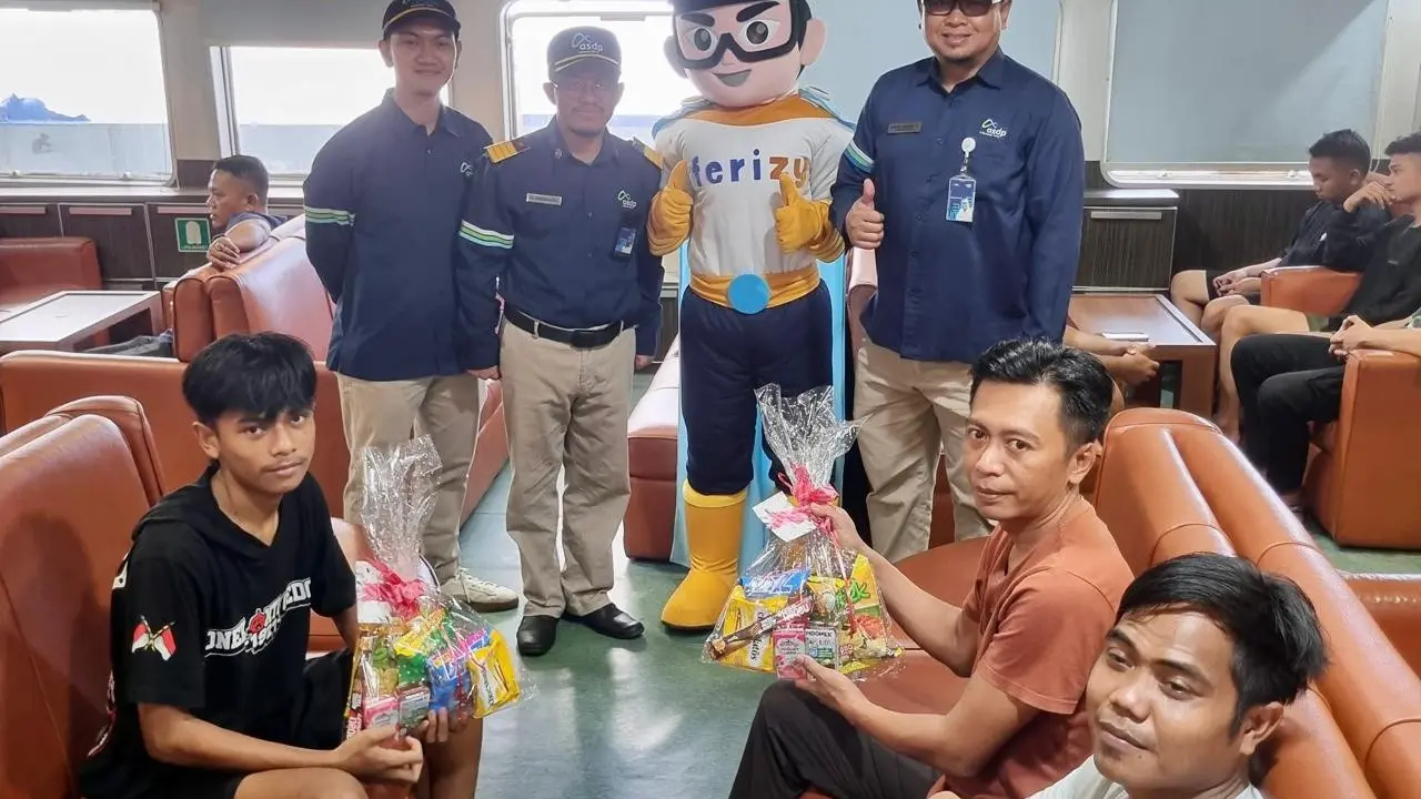 PT ASDP Indonesia Ferry (Persero) Cabang Lembar membagikan sekitar 250 bingkisan snack. Langkah ini dalam rangka memperingati Hari Pelanggan Nasional. (Dok ASDP)