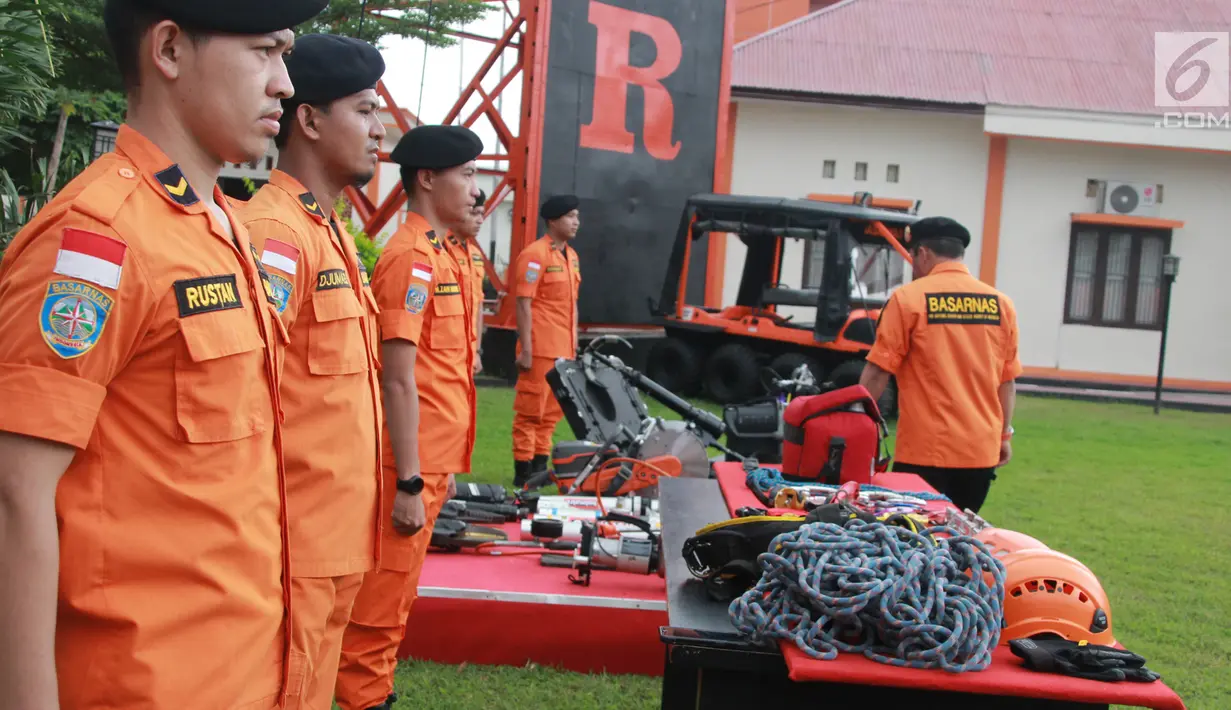 Kepala Kantor Pencarian dan Pertolongan (Basarnas) Gorontalo Djefri DT Mewo mengecek kelengkapan peralatan pada apel gelar pasukan SAR di halaman Kantor SAR Gorontalo, Senin (27/5/2019). Apel memastikan kesiapsiagaan personel dan peralatan SAR untuk pengamanan lebaran. (Liputan6.com/Arfandi Ibrahim)