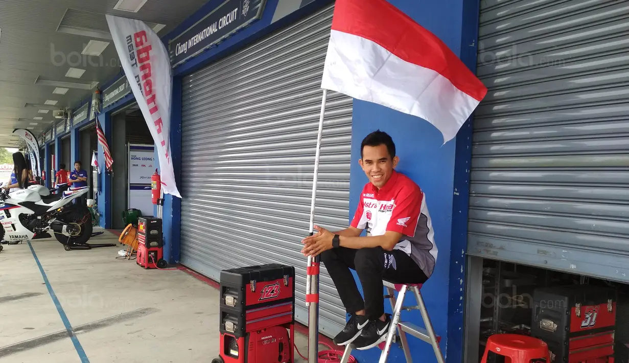 Pebalap Astra Honda Racing Team, Gerry Salim, berpose saat ARRC 2017 di Sirkuit Buriram, Thailand, Sabtu (2/12/2017). Gerry Salim menjadi rider Indonesia pertama yang menjuarai ARRC kelas Asia Production 250. (Bola.com/Muhammad Wirawan)
