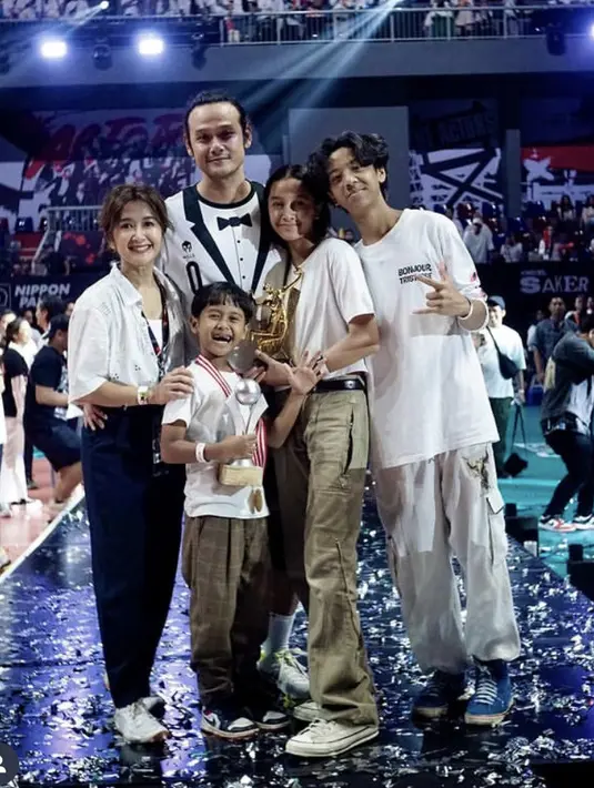 Jadi MVP, Dwi Sasono pun disupport oleh istri dan anak-anaknya yang kompak mengenakan atasan warna putih.[@dwisasono]