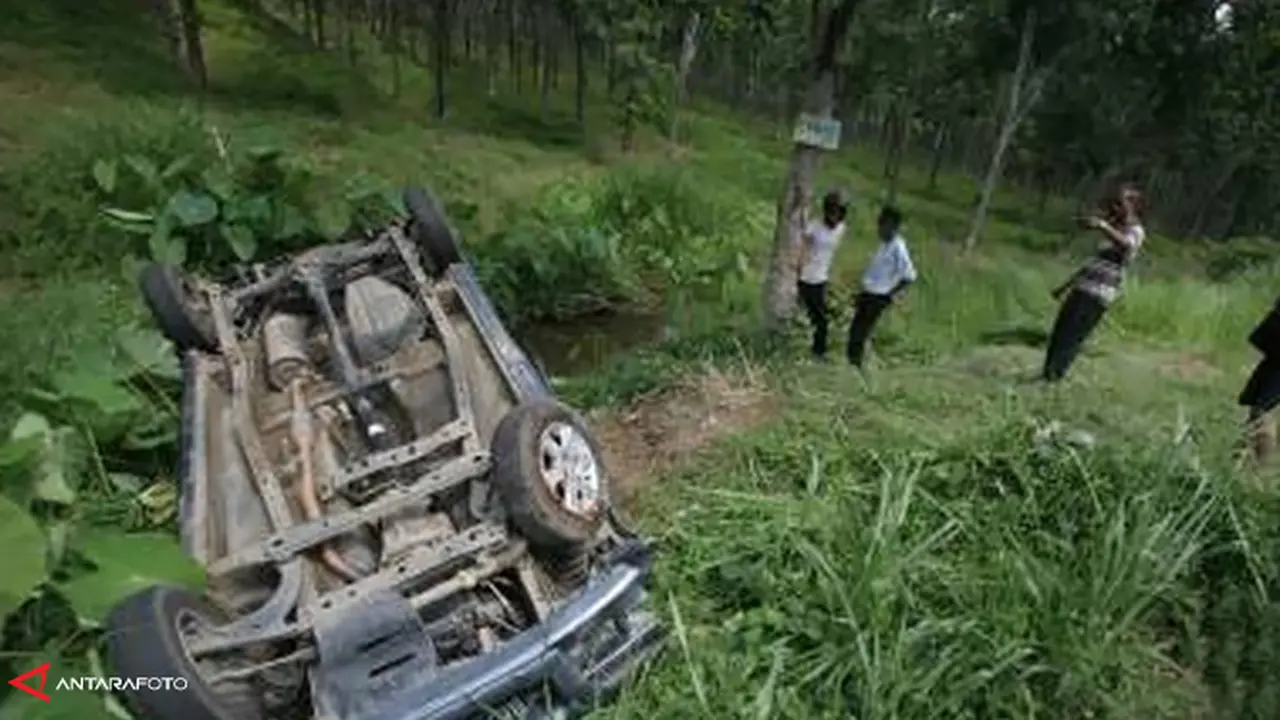 angkot-terbalik-140211b.jpg