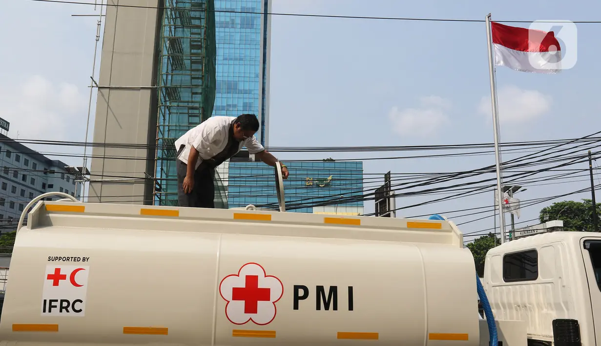Petugas memeriksa truk tangki bantuan dari IFRC di Markas PMI Pusat, Jakarta, Jumat (17/1/2020). IFRC melalui Kepala IFRC Perwakilan Indonesia-Timor Leste dan Perwakilan ASEAN Jan Gelfand menyerahkan bantuan berupa 10 unit truk tangki air dan satu truk barang. (Liputan6.com/Herman Zakharia)