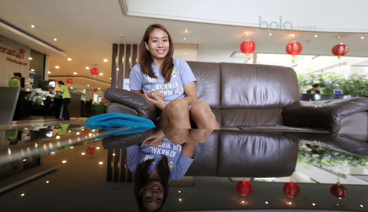 Berlian Marsheilla tengah bersiap menuju tempat latihan bersama  Jakarta Elektrik PLN pada Lanjutan Proliga 2016 di Gor Ken Arok, Malang, Minggu (21/2/2016). (Bola.com/Nicklas Hanoatubun)