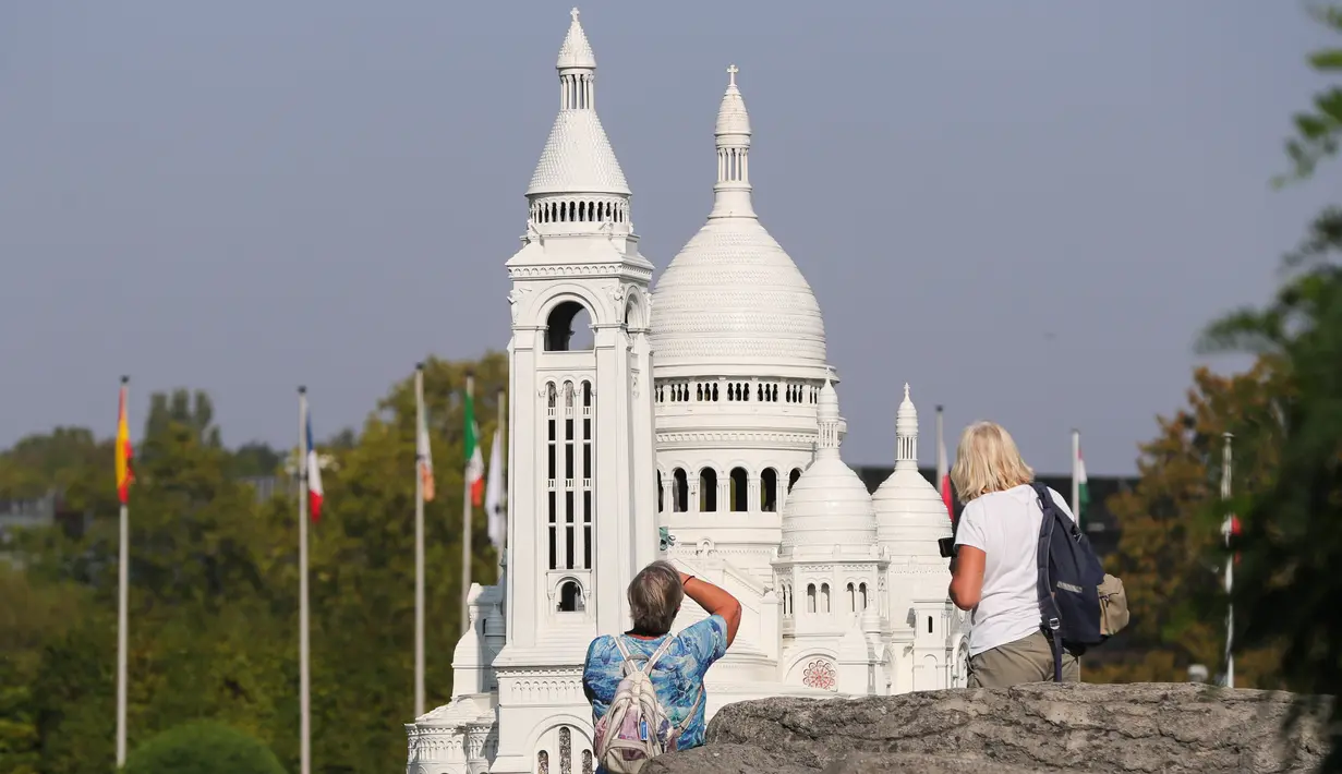 Para turis mengambil foto di Taman Mini Eropa di Brussel, Belgia, pada 22 September 2020. Taman itu menyuguhkan versi miniatur dari berbagai lokasi wisata di Eropa. Taman Mini Eropa dibuka kembali pada Mei 2020 dengan menerapkan langkah-langkah pencegahan penyebaran COVID-19. (Xinhua/Zheng Huansong)