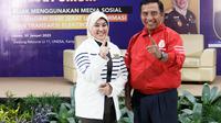 Kajati Jatim Mia Amiati bersama rektor Unesa Nurhasan. (Dian Kurniawan/Liputan6.com)
