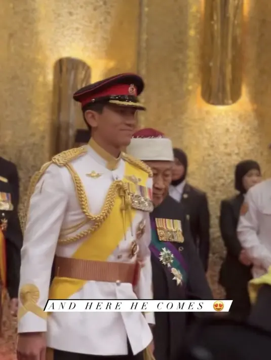Berbeda dari tampilannya saat akad nikah, Pangeran Mateen mengenakan seragam militernya. Ia pun tampil begitu gagah dengan seragam tersebut. [@missnoorcahaya]