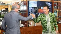 Ketua MPR RI Bambang Soesatyo usai menerima Duta Besar Maroko untuk Indonesia, H.E. Mr. Ouadia Benabdellah, di Ruang Kerja Ketua MPR RI, Jakarta, Rabu (18/11/20).
