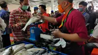 Wali Kota (Wako) Palembang Harnojoyo saat membeli ikan segar di Pasar Ikan Modern Palembang Sumsel (Liputan6.com / Nefri Inge)