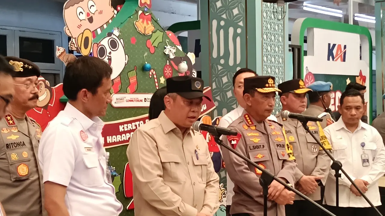 Menteri Perhubungan (Menhub) Dudy Purwagandhi di Stasiun Senen, Jakarta, Selasa (23/12/2025). (Foto: Liputan6.com/Maulandy R)