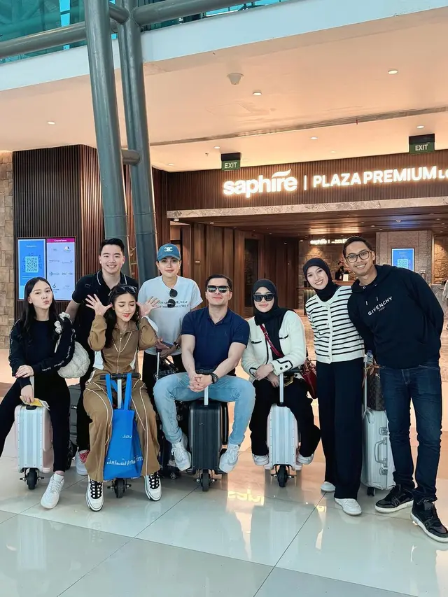 8 Momen Fuji, Nikita Mirzani dan Clara Shinta Liburan Bareng ke Paris, Curi Perhatian