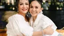 <p>Krisdayanti dan Yuni Shara jadi sorotan saat pamer wajah 'awet muda' di ulang tahun Aurel Hermansyah yang ke-24 pada Minggu, 10 Juli 2022 kemarin. (FOTO: instagram.com/yunishara36/)</p>