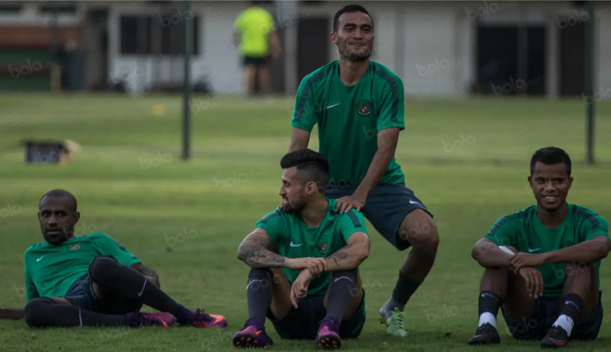 Tak puas dengan breakdance, kini Rizky Pora coba mengganggu rekannya Stefano Lilipaly untuk diajak bermain. (Bola.com/Vitalis Yogi Trisna)