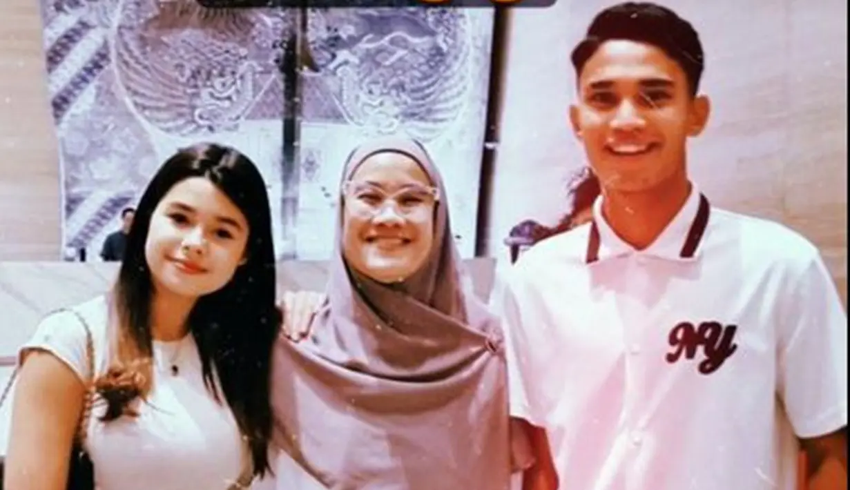 Saat momen Marselino bertemu dengan Maria usai laga timnas Indonesia, kebersamaan mereka curi perhatian. Banyak yang menduga Marselino sudah berpcaran dengan Maria. Kebersamaan keduanya berhasil bikin warganet baper. (Liputan6.com/TikTok/stay112_)