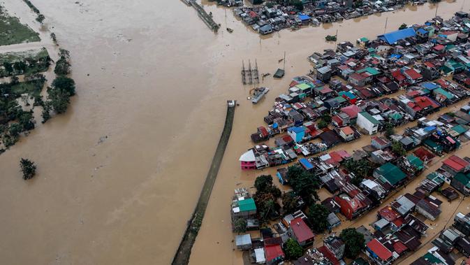 Foto udara menunjukkan rumah-rumah warga yang terendam banjir akibat Topan Vamco di Manila, Filipina (12/11/2020). Pemerintah Filipina pada Jumat (13/11) mengungkapkan Topan Vamco, yang memicu banjir besar dan tanah longsor menelan sedikitnya 14 korban jiwa. (Xinhua/Istana Kepresidenan Filipina)