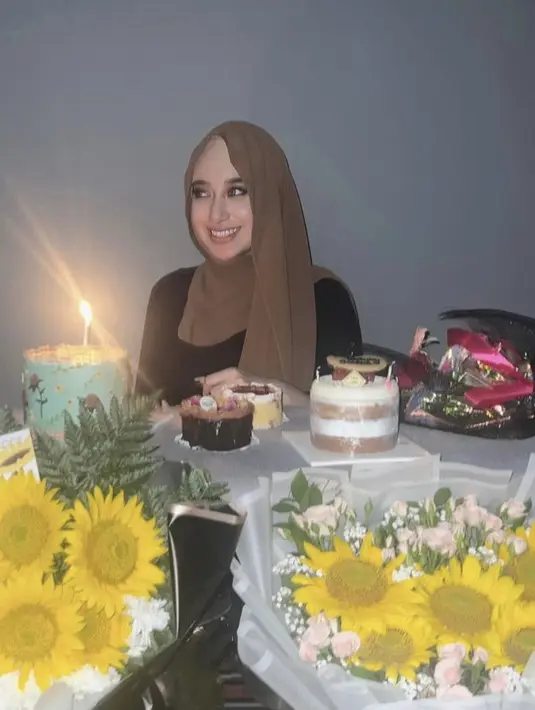 Ia baru saja merayakan ulang tahunnya yang ke-23 pada tanggal 27 Maret 2023 lalu dengan menggunakan kerudung kecokelatan dan baju hitamnya. Credit: Instagram @osnapitzcha