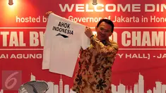 Gubernur DKI Jakarta, Basuki Tjahaja Purnama menunjukan Kaos bertuliskan "Ahok Indonesia"  saat acara Welcome Dinner penyambutan Kejuaraan Dunia Bulutangkis 2015 di Gedung Balai Kota, Jakarta, Sabtu (8/8/2015).(Liputan6.com/JohanTallo)