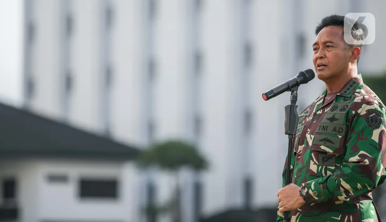 Kasad Jenderal TNI Andika Perkasa saat memperkenalkan Serda Aprilia Manganang via videotron di Mabes AD, Jakarta, Selasa (9/3/2021). Aprilia Manganang diperkenalkan kembali dengan jenis kelamin laki-laki usai melakukan corrective surgery oleh tim dokter TNI AD. (Liputan6.com/Faizal Fanani)