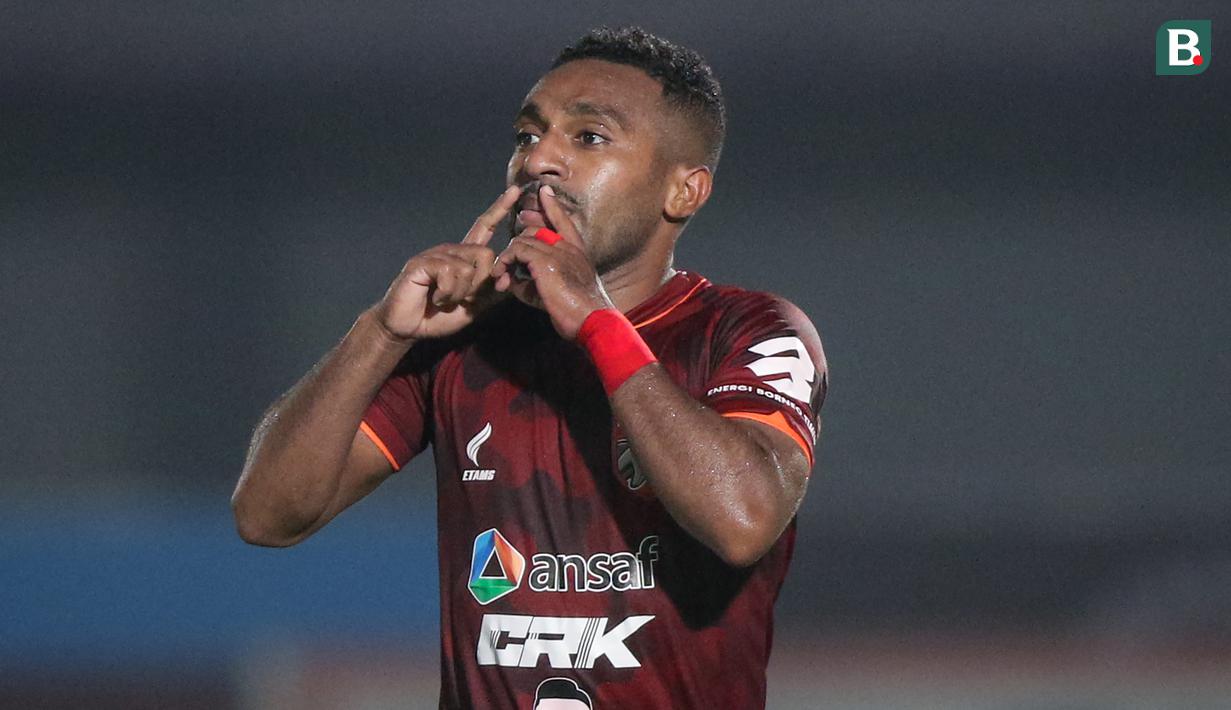 Pemain Borneo FC, Terens Puhiri melakukan selebrasi usai mencetak gol penyeimbang 1-1 ke gawang Bali United dalam laga pekan ke-5 BRI Liga 1 2021/2022 di Stadion Indomilk Arena, Tangerang, Selasa (28/09/2021). Kedua tim bermain imbang 1-1. (Bola.com/Bagaskara Lazuardi)