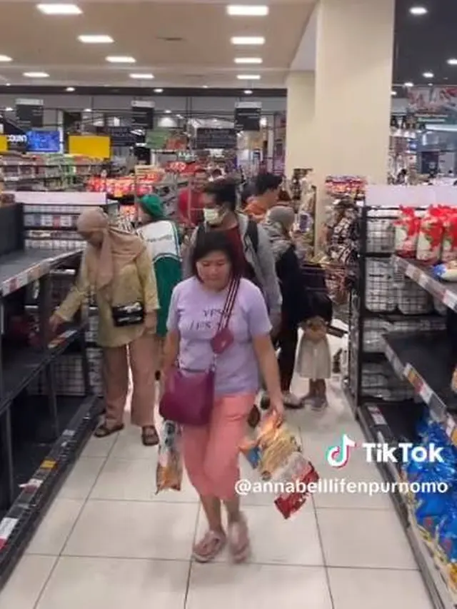 Viral Momen Orang Rebutan Beli Beras di Supermarket, Sebelum di Display Langsung Ludes
