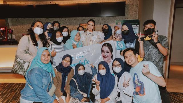 Sempat Tertunda 2 Tahun, Ini 6 Potret Gala Premiere Film Ranah 3 Warna