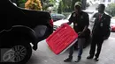 Petugas menyiapkan boks untuk membawa dokumen dari sebuah Rumah Sakit di Jakarta, Kamis (4/2/2016). Badan Reserse Kriminal Kepolisian RI menggeledah sebuah Rumah Sakit di Jakarta terkait kasus transplantasi ginjal. (Liputan6.com/Gempur M Surya)