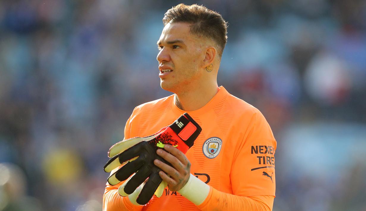 Ekspresi penjaga gawang Manchester City, Ederson setelah pertandingan Premier League melawan Leicester City di King Power Stadium, Sabtu (29/10/2022). Ederson telah memenangkan banyak gelar bersama Manchester City. Dia bisa meninggalkan Etihad Stadium untuk mencari tantangan baru apabila The Citizens dikenai hukuman degradasi. (AFP/Geoff Caddick)