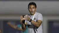 Pelatih Timnas Indonesia U-16, Bima Sakti memberikan semangat kepada timnya saat melawan Kepulauan Mariana Utara pada laga babak Kualifikasi Piala AFC U-16 2020 di Stadion Madya, Jakarta, Rabu (18/9). Indonesia menang 15-1. (Bola.com/Yoppy Renato)