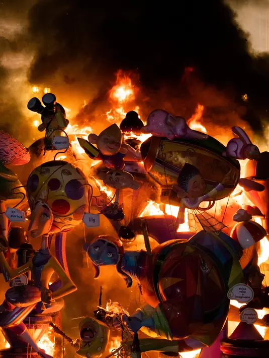 Ninot, boneka berukuran kecil, dibakar pada malam terakhir Festival Fallas di Valencia, Spanyol, Selasa (19/3). Fallas dibakar di jalan-jalan Valencia sebagai penghormatan kepada St Joseph, santo pelindung tukang kayu. (JOSE JORDAN / AFP)