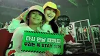 Melalui akun Instagram pribadinya, Ayu Ting Ting mengunggah momen saat menonton boy grup Stray Kids bersama sang putri, Bilqis. Keduanya pun menonton grup asuhan JYP Entertainment pada hari kedua. (Liputan6.com/IG/@ayutingting92)