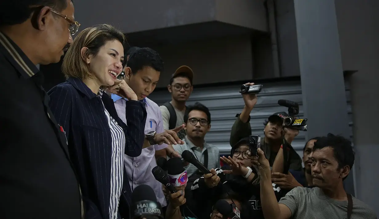 "Udah Niki jelasin. 'Niki nggak sentuh, nggak pukul kak Jupe'. Ini masih sopan loh aku kamu, malah disuruh cium kakinya dia," ucap Nikita Mirzani usai membuat laporan. (Bambang E. Ros/Bintang.com)