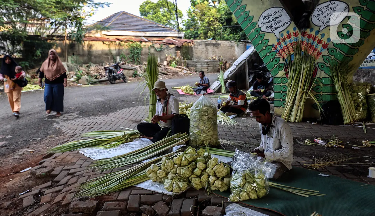 Pedagang musiman kulit ketupat menunggu pembeli di bawah kolong jembatan kawasan Pesanggrahan, Jakarta, Jumat (8/7/2021). Kulit ketupat untuk perayaan Idul Adha tersebut dijual dengan harga 10ribu hingga 30ribu rupiah. (Liputan6.com/Johan Tallo)