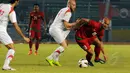 Penyerang timnas Indonesia, Sergio Van Dijk (kanan) berusaha melewati hadangan Nasouh Nkdhle (Suriah) saat berlaga di Stadion GBK Jakarta, (15/11/2014). Timnas Indonesia kalah 0-2 dari Suriah. (Liputan6.com/Helmi Fithriansyah)