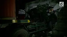 Peristiwa ini terjadi, ketika sopir yang di duga dalam kondisi mengantuk melaju kencang dari arah Tangerang menuju Jakarta setelah menghantam lubang jalan dan oleng.