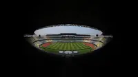 Piala Dunia U-17 2023 segera dibuka sore ini, Jumat (10/11/2023) di Stadion Gelora Bung Tomo (GBT), Surabaya, dengan laga pembuka antara Timnas U-17 Panama menghadapi Maroko pada pukul 16.00 yang akan dilanjutkan dengan upacara pembukaan serta laga antara Timnas Indonesia U-17 kontra Ekuador. Stadion GBT yangg telah bersolek selama masa persiapan akan menjadi saksi sejarah ajang dua tahunan pesta sepak bola usia muda sejagat. Kesiapan Stadion GBT terlihat dari kondisi rumput, tribun penonton dan sarana penunjang lainnya yang serba ciamik. Seperti apa penampakannya? (Bola.com/Bagaskara Lazuardi)