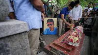 Cawapres Sandiaga Uno menyambangi makam penyanyi Gombloh di Jawa Timur (Merdeka.com/ Muhammad Genantan Saputra)