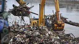 Alat berat digunakan untuk mengangkat sampah yang menumpuk di Kali Angke, Jakarta, Kamis (3/2). Ini dilakukan sebagai salah satu upaya mengantisipasi banjir di Ibu Kota saat musim hujan. (Liputan6.com/Gempur M Surya)