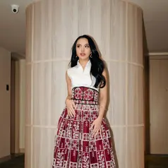 Dalam potret terbarunya, Lyodra Ginting tampil anggun mengenakan koleksi Lunar 2026 rancangan desainer Indonesia, Wilsen Willim. [@lyodraginting].