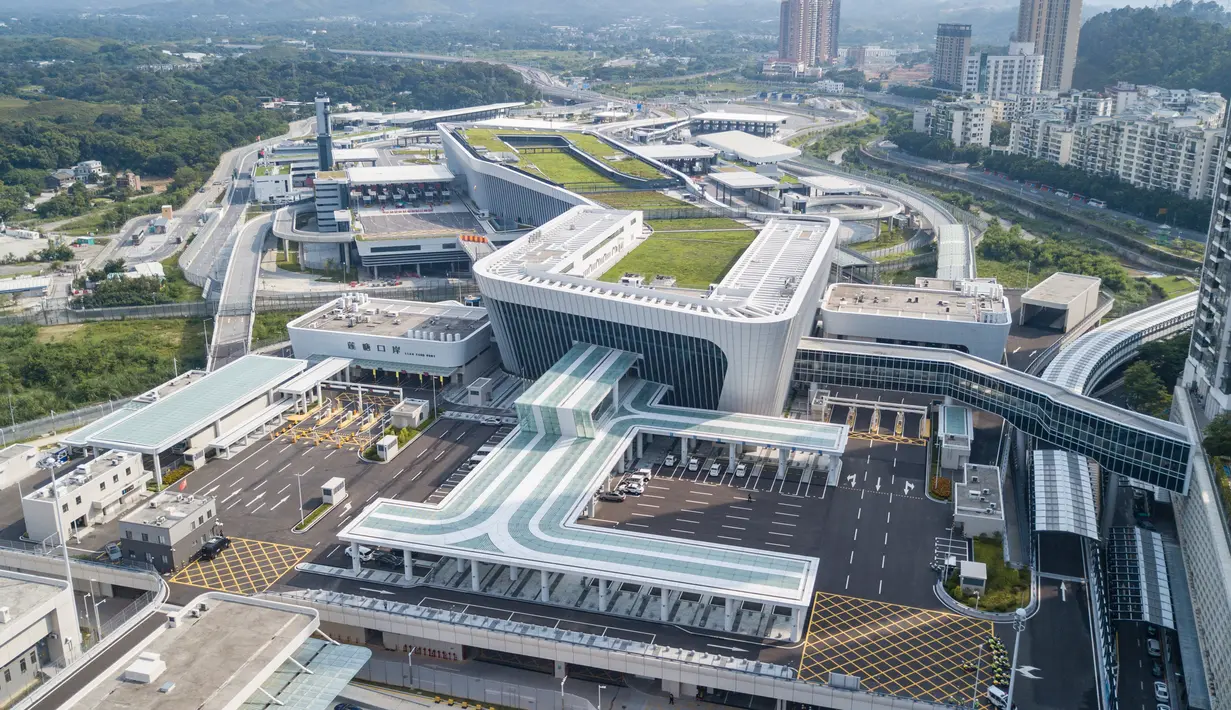 Foto dari udara menunjukkan Pos Pemeriksaan Perbatasan Pelabuhan Liantang/Heung Yuen Wai di perbatasan Hong Kong-Shenzhen di China selatan (26/8/2020). Pos Pemeriksaan Perbatasan Pelabuhan Liantang/Heung Yuen Wai mulai dibuka untuk truk kargo pada Rabu. (Xinhua/Mao Siqian)