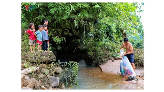 Perjuangan Menyeberangi Sungai Oleh Pria Untuk Anak-anak Agar Bisa Sekolah Ini Bikin Takjub