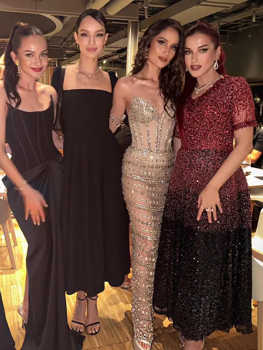 Meski tampil glamor di Paris, ketiganya tetap bangga lokal dengan gaun dari desainer lokal [@claurakiehl]