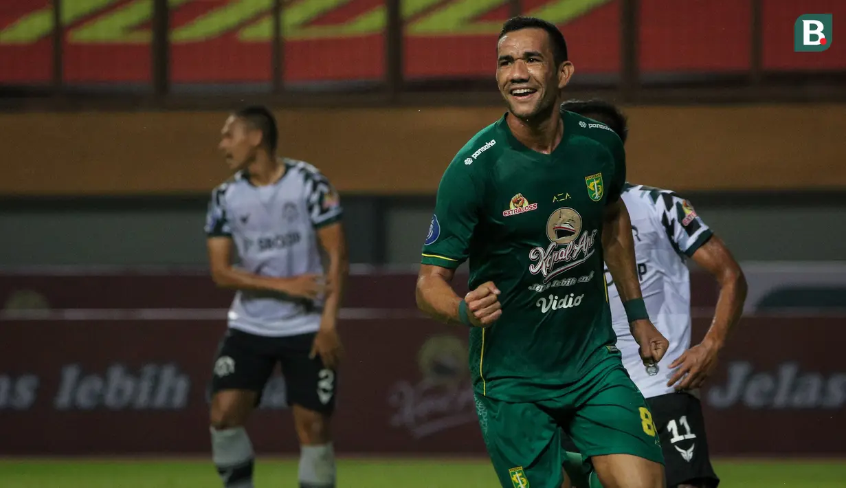 Penyerang Persebaya, Jose Wilkson Teixeira merayakan gol pertama timnya saat melawan Persikabo 1973 dalam laga pekan kedua BRI Liga 1 2021/2022 di Stadion Wibawa Mukti, Cikarang, Sabtu (11/09/2021). Persebaya menang 3-1. (Foto: Bola.com/Bagaskara Lazuardi)