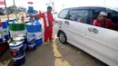 Petugas mengisi bahan bakar minyak (BBM) ke sebuah mobil pemudik di kios Pertamina jalan tol fungsional Brebes Timur - Pemalang Km 275, Kabupaten Tegal, Jawa Tengah, Rabu (21/6). (Liputan6.com/Gempur M Surya)