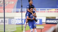 Septian David Maulana (depan) mencetak gol untuk PSIS Semarang pada lanjutan BRI Liga 1 2021/2022 kontra Persik Kediri, Jumat (15/10/2021) sore WIB. (Bola.com/Bagaskara Lazuardi)