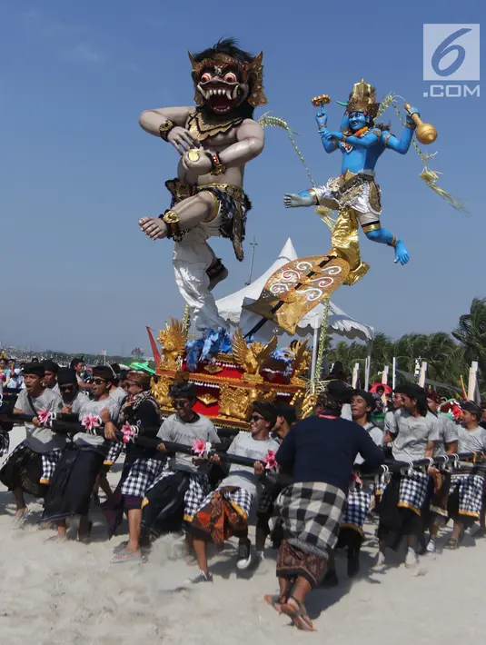 Peserta mengarak ogoh-ogoh dalam Festival Ogoh-Ogoh di Pantai Lagoon Ancol, Jakarta, Minggu (18/3). Terdapat 6 ogoh-ogoh yang dihadirkan dalam festival ini. (Liputan6.com/Arya Manggala)